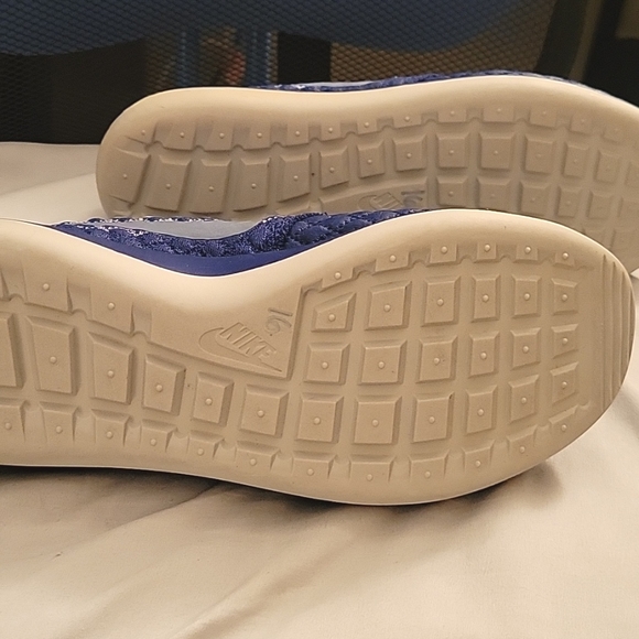 Nike Roshe Two Flyknit Sneakers - Picture 3 of 5